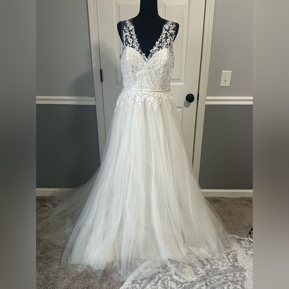 NWT Jenny Yoo Savannah Bridal Gown in Ivory. Size 14. - Picture 8 of 14